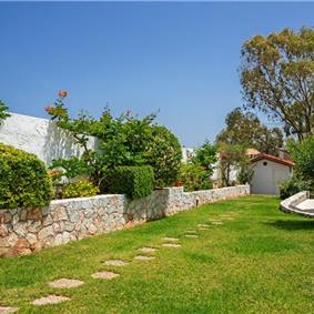 4 bedroom villa with pool close to beach on Akrotiri peninsula, sleeps 8